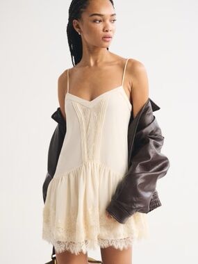 NWT Abercrombie V-Neck Lace Ruffle Mini Dress - L petit